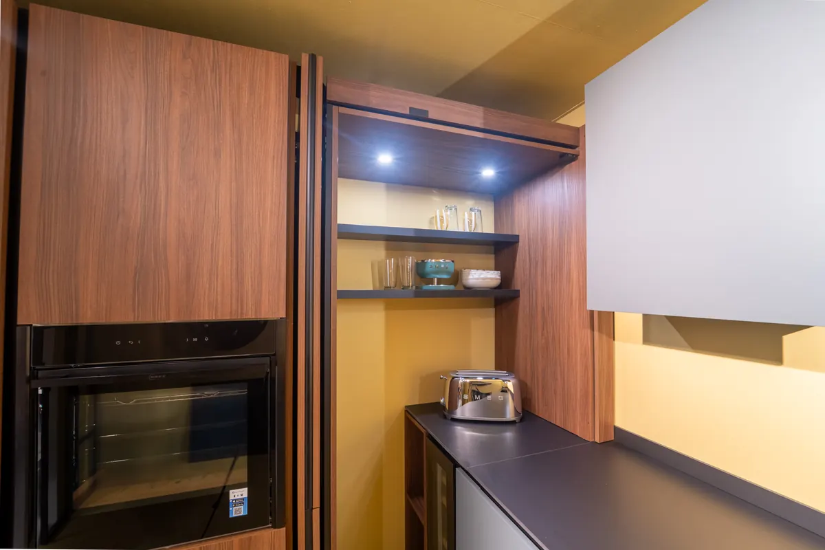 Dettaglio degli arredi in legno di una cucina nello showroom Kreocasa