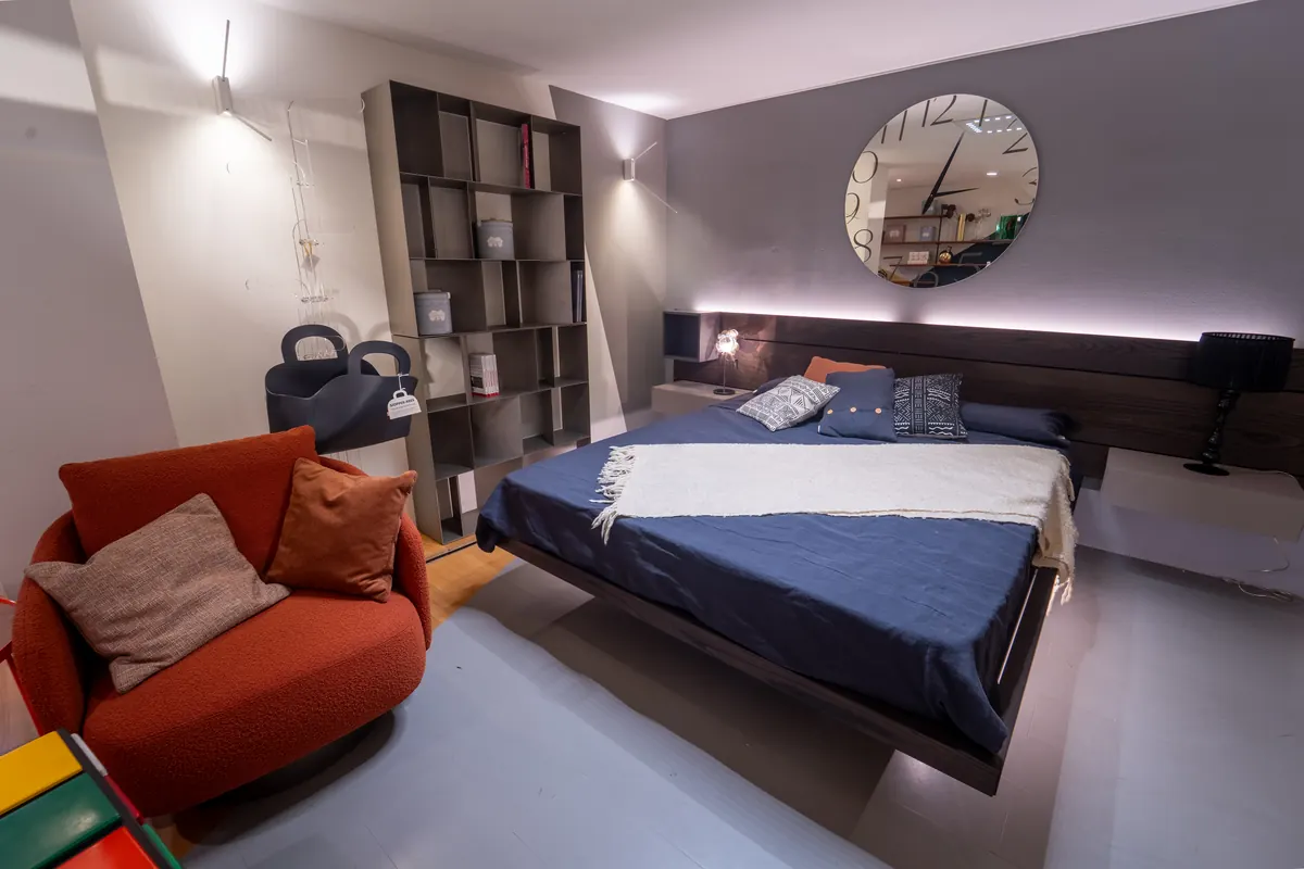 Camera da letto con arredi e illuminazione nello showroom Kreocasa