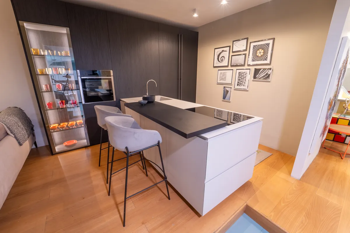 Cucina con isola e sgabelli nello showroom Kreocasa
