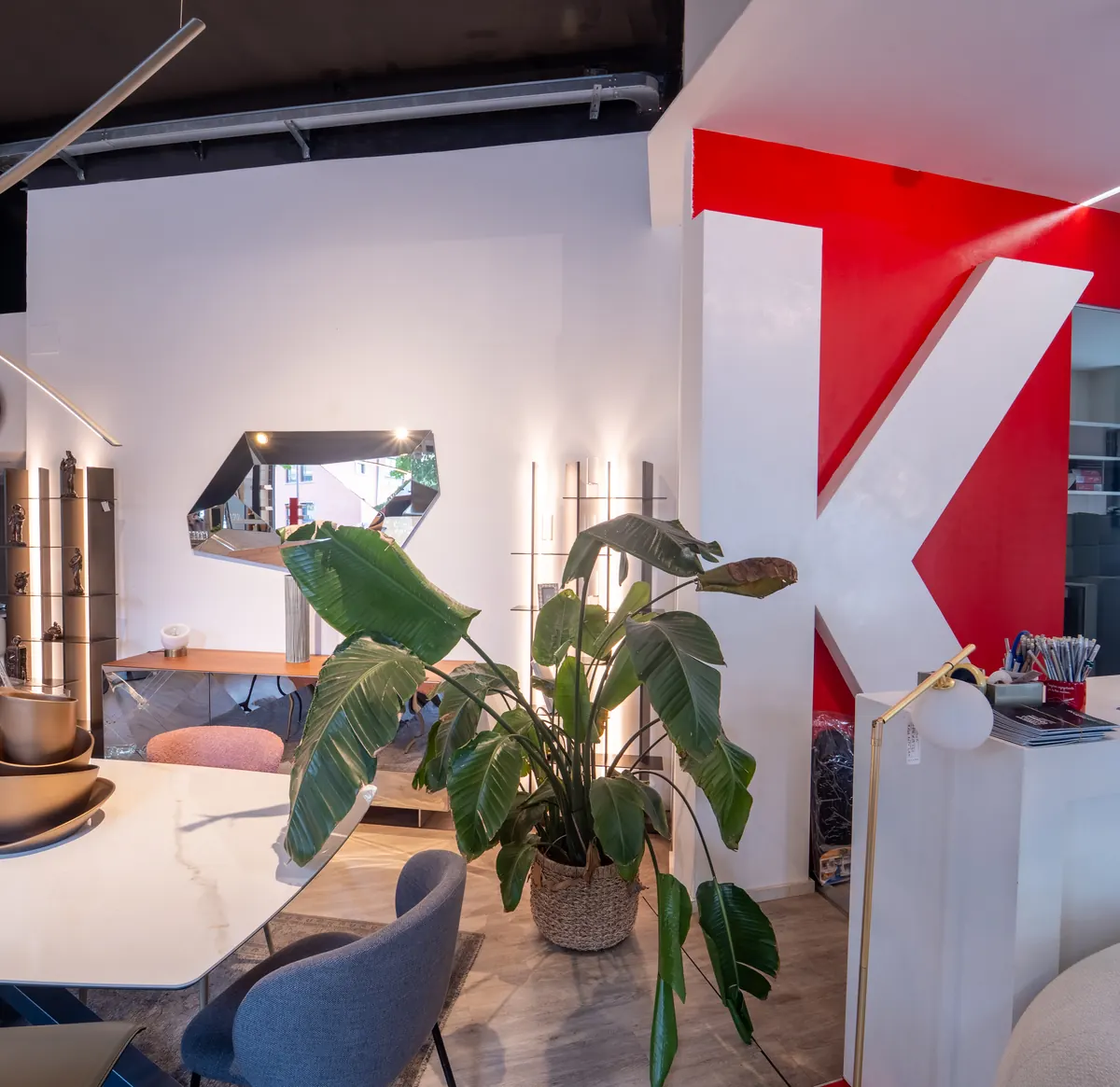 La K del marchio Kreocasa all’interno dello showroom