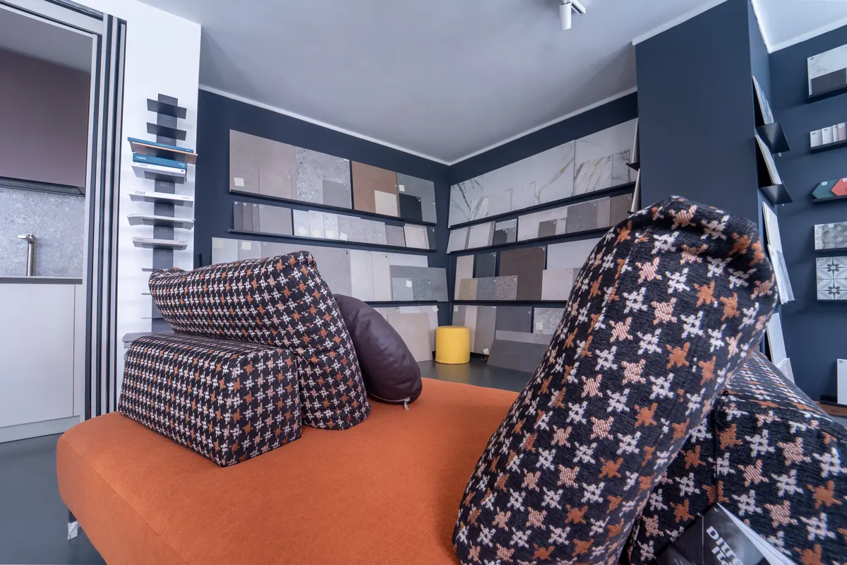 Sedute e campioni di rivestimenti nello showroom Kreocasa