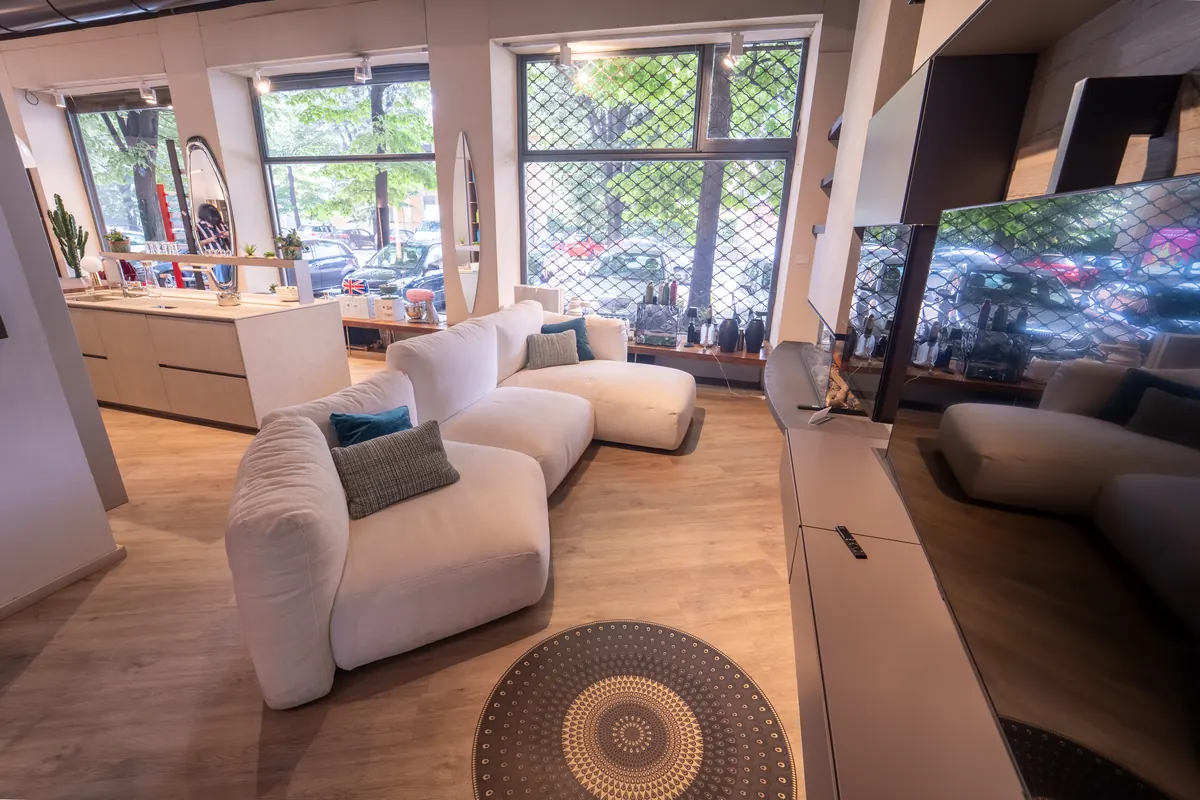 Soggiorno con divano e arredi nello showroom Kreocasa