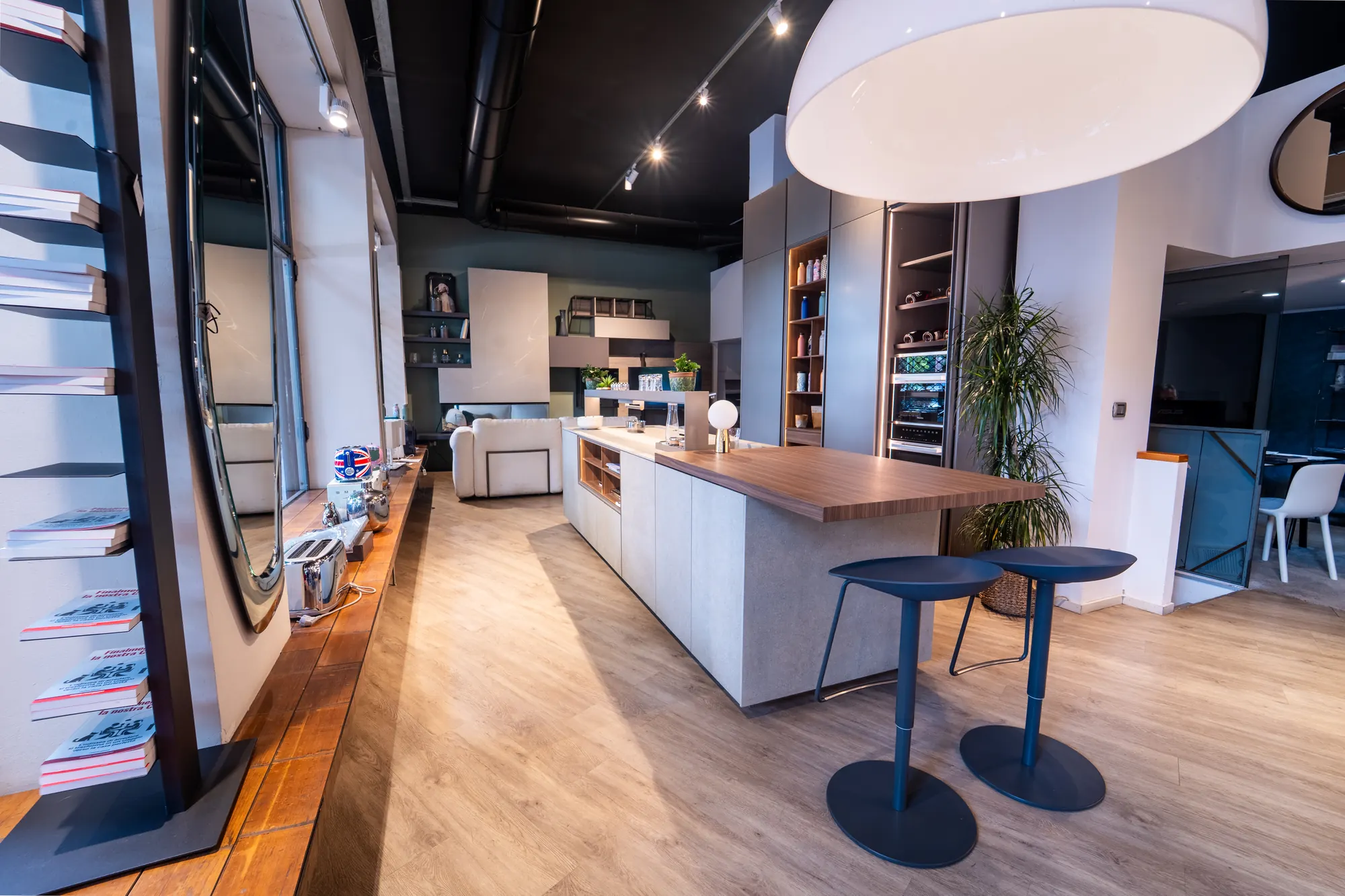 Cucina con isola nello showroom Kreocasa di Torino